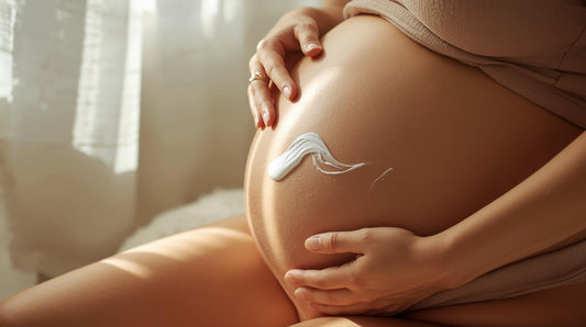 alt="Femme enceinte prenant soin de sa peau avec des soins hydratants naturels – rituel bien-être maternité"