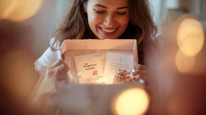 « Jeune maman découvrant une box grossesse remplie de produits naturels et bien-être, ambiance douce et lumineuse. »